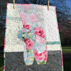 Angelina (ballerina) pointe shoes quilt made with both sides of one floral focus fabric.