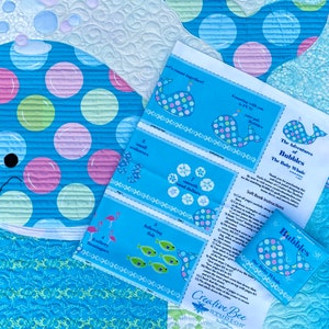 Collezione Baby Balena Set A, incluso BUBBLES, il modello per trapunta Baby Balena, modello a forma di balena di peluche e pannello in tessuto morbido per libri fai da te