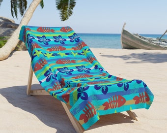 Serviette de plage Tropical Fiesta - Rayures marines avec arêtes de poisson fantaisistes, étoiles de mer et fleurs hawaïennes pour homme, femme et jeune