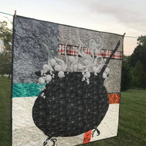 Sunset image of Somethings Brewing Halloween quilt.