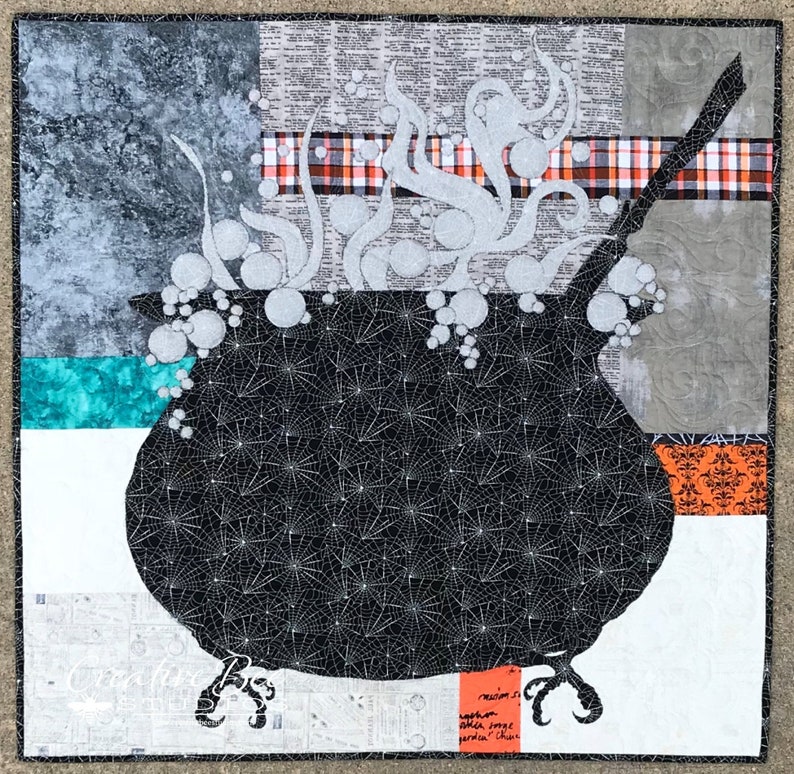 Full image of Somethings Brewing cauldron Halloween quilt.