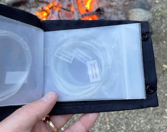 Cartera para sedal de pesca: Magenta y marrón, ocho bolsillos, materiales ecológicos.