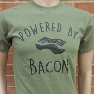 New POWERED by BACON rare funny novelty joke Printed High Quality Cotton Humorous T-Shirt. Various Tee Sizes and Colours. Unisex Loose Fit