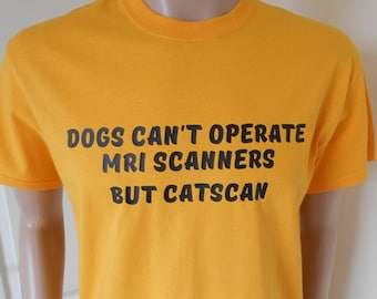 New Funny DOGS CAN'T CATSCAN Joke Rare Cotton T-Shirt.  Loose Fit and Ladies Fitted Sizes Many Colours. Top Birthday Christmas Gift Present.