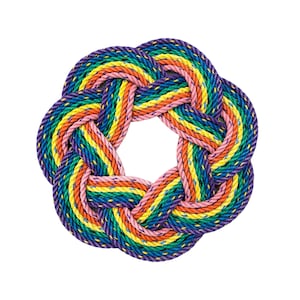 Corona arcoíris, corona de cuerda de langosta reciclada, hecha en Maine, decoración náutica para puerta, corona LGBTQ, corona del orgullo, decoración náutica