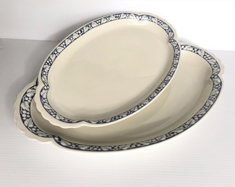 Juego de 2 platos de porcelana alemana vintage Konigl pr Tettau con diseño de vid azul.