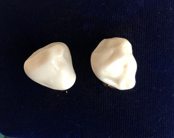 Vintage Vogue White Milk Glass Nugget Gold Tone Clip On Earrings