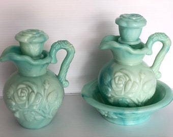 Dos jarras pequeñas vintage Avon de cristal jadeíta de mármol verde con lavabo, decoración de baño "Campo de flores", década de 1970