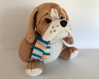 Bulldog de peluche vintage de circo de Las Vegas, perro de peluche color canela con collar de bufanda (ee)