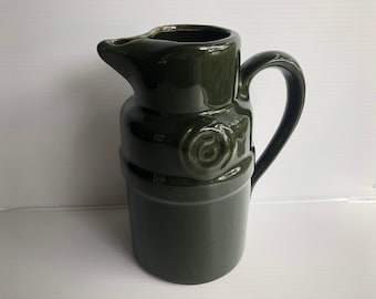 Jarra de cerámica vintage de color verde oscuro esmaltado con asa y una "T" grabada en relieve en dos lados, 7"