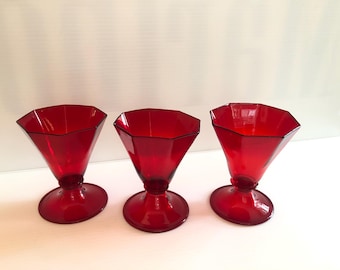 Juego de 3 copas para cordial de vidrio soplado rojo rubí vintage, octogonales.