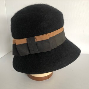 Vintage Black Wool Felt Womens Clouche Hat With Ribbon  display picture 1