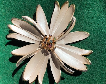 Broche vintage de Park Lane con flor de esmalte blanco y diamantes de imitación.