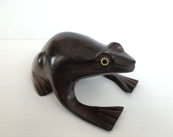 Figura de rana tallada en madera de hierro vintage, rana tallada en madera marrón oscuro con ojos de cristal, 16,5 cm de largo.