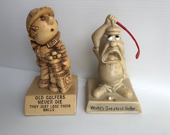 Dos figuras vintage de Sillisculpt: una de "El mejor golfista del mundo" de R & W Berries Co. y otra de Paula, "Los viejos golfistas nunca mueren, solo pierden sus pelotas".