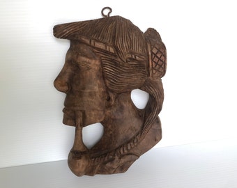 Tapiz de pared antiguo de madera de hierro tallado a mano con figura de mujer indígena con pipa, 20 cm de alto.