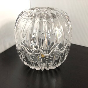 Peut inclure: Un bol en verre transparent avec un design côtelé décoratif. Le bol a un bord festonné et est parfait pour contenir de petits objets.