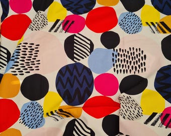 Può includere: Un tessuto con un motivo ripetitivo di forme astratte, inclusi cerchi e ovali in rosso, giallo, azzurro, blu scuro, rosa e nero. Alcune forme contengono motivi neri come strisce, zig-zag e piccoli punti su uno sfondo bianco sporco.