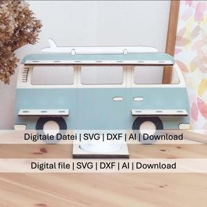 Puede incluir: Una furgoneta camper de madera azul claro y blanca con una tabla de surf encima. La furgoneta tiene ventanas y una estantería. El texto "Digitale Datei | SVG | DXF | AI | Download" y "Digital file | SVG | DXF | AI | Download" es visible.
