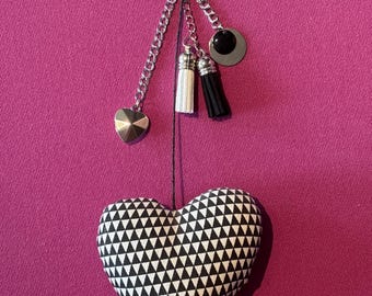 Schwarzer und weißer Schlüsselanhänger oder Taschenanhänger