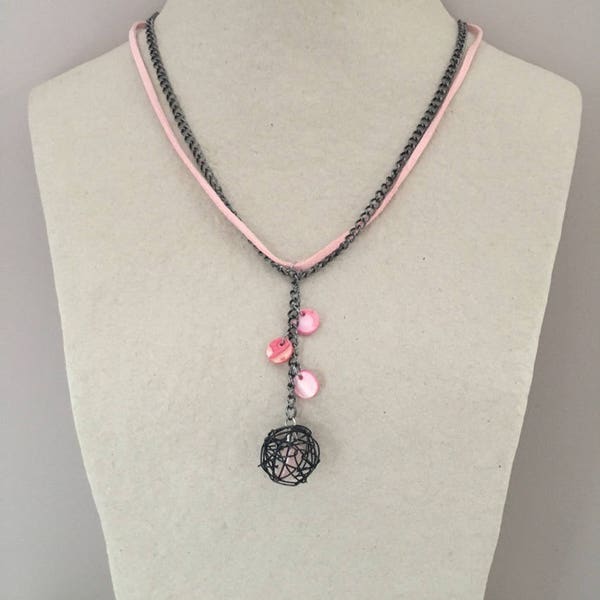 Collier fantaisie long rose et noir