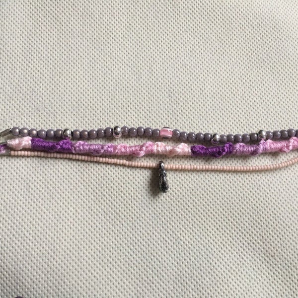 Bracelet fantaisie de couleurs mauve et argenté