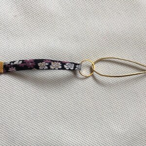 Ausgefallenes Armband in Goldfarben und Blumen