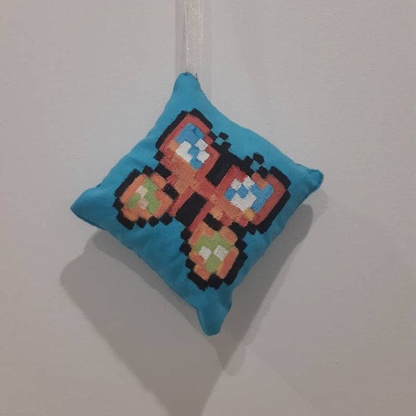 Coussin porte sac bleu et son papillon pixel ; Déco tendance ; coussin déco de sac ; anniversaires