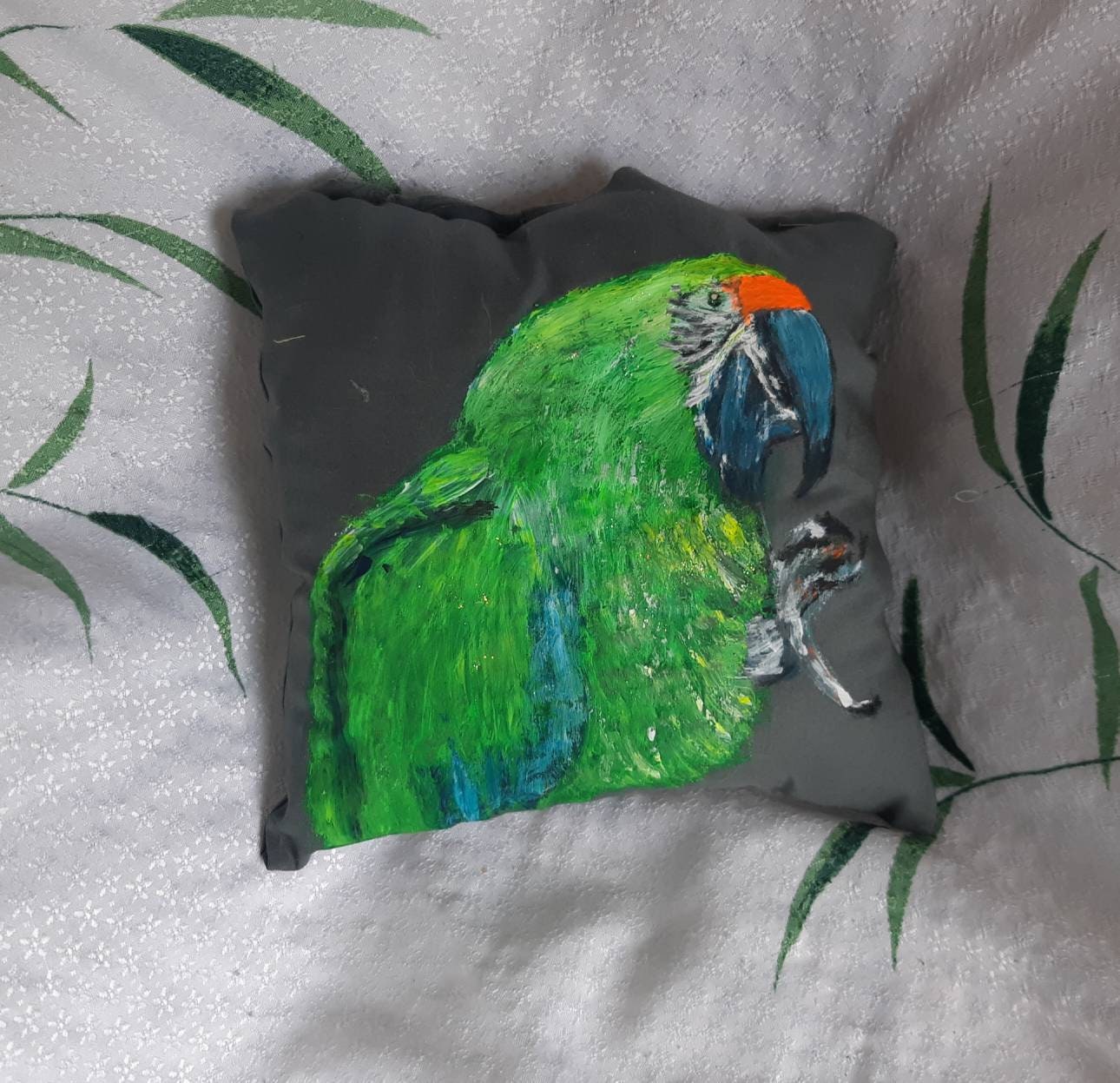 Coussin et Son Perroquet