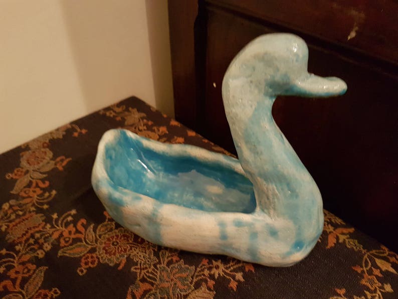 Petit cygne façonné en porcelaine française cuite et émaillée image 1