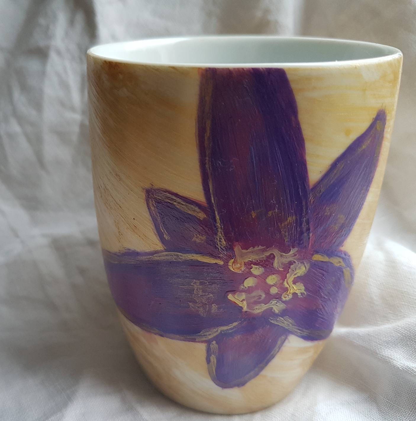 Grand Mug Fond Or et Sa Fleur Mauve