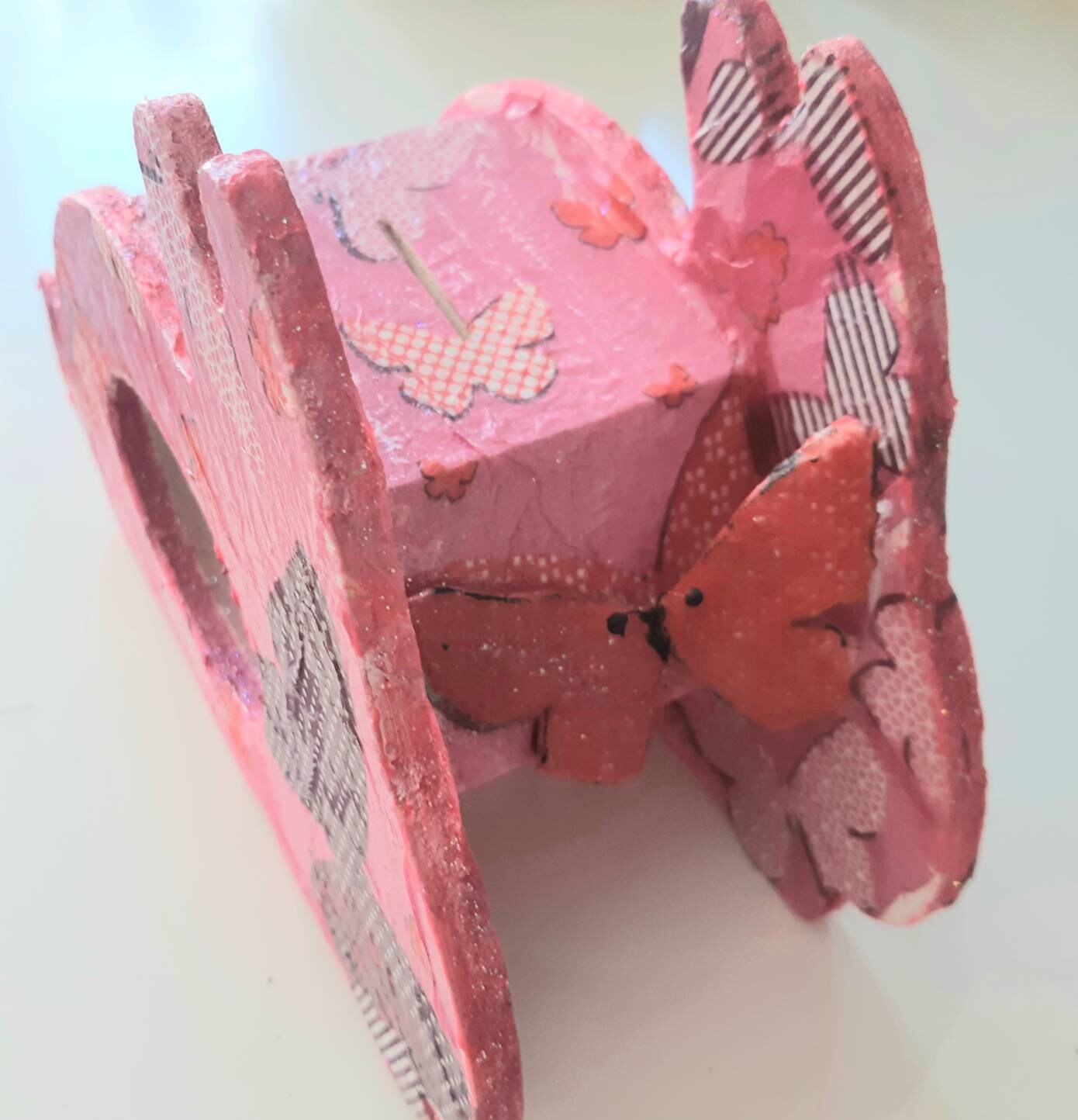 Tirelire Lapin et Ses Décorations de Papillons