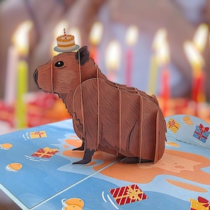 Een Capybara Capy-verjaardagspop-upkaart