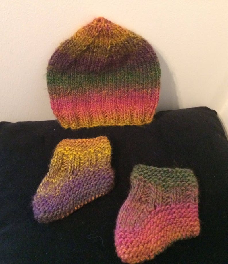 Supersoft multicoloured hat and booties 0-3 months
