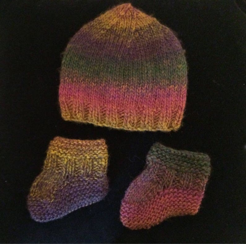 Supersoft multicoloured hat and booties 0-3 months
