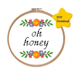 Puede incluir: Un aro de bordado blanco con un diseño floral y el texto "oh honey" en negro. El aro está rodeado de una estrella amarilla con el texto "PDF Download".