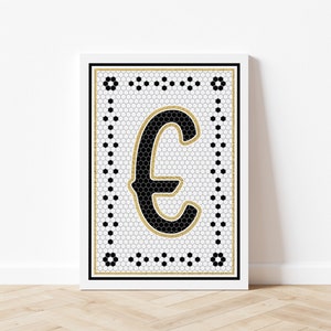 Könnte beinhalten: Schwarz-weißes Mosaikfliesendesign mit goldener Umrandung, das das Euro-Symbol zeigt. Die Fliese befindet sich auf weißem Hintergrund.