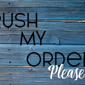 Puede incluir: Un letrero de madera azul con el texto "Rush My Order Please" en letras negras y blancas.