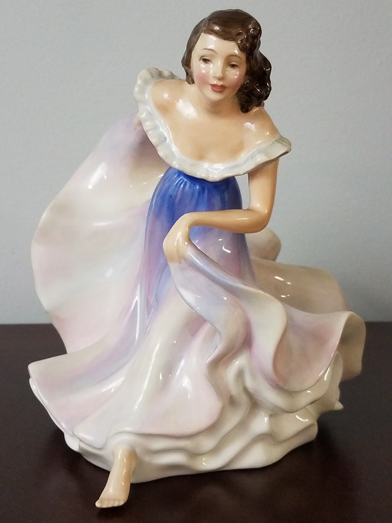 Royal Doulton 'A Gypsy Dance' Handpainted Porcelain Figurine HN 2230