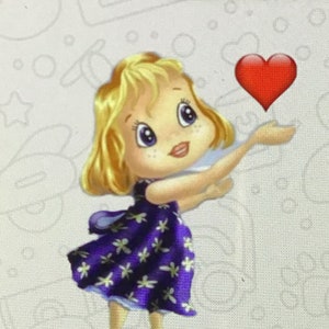 Puede incluir: Una ilustración de dibujos animados de una niña con cabello rubio que lleva un vestido morado con flores blancas, extendiendo su mano derecha hacia un corazón rojo.