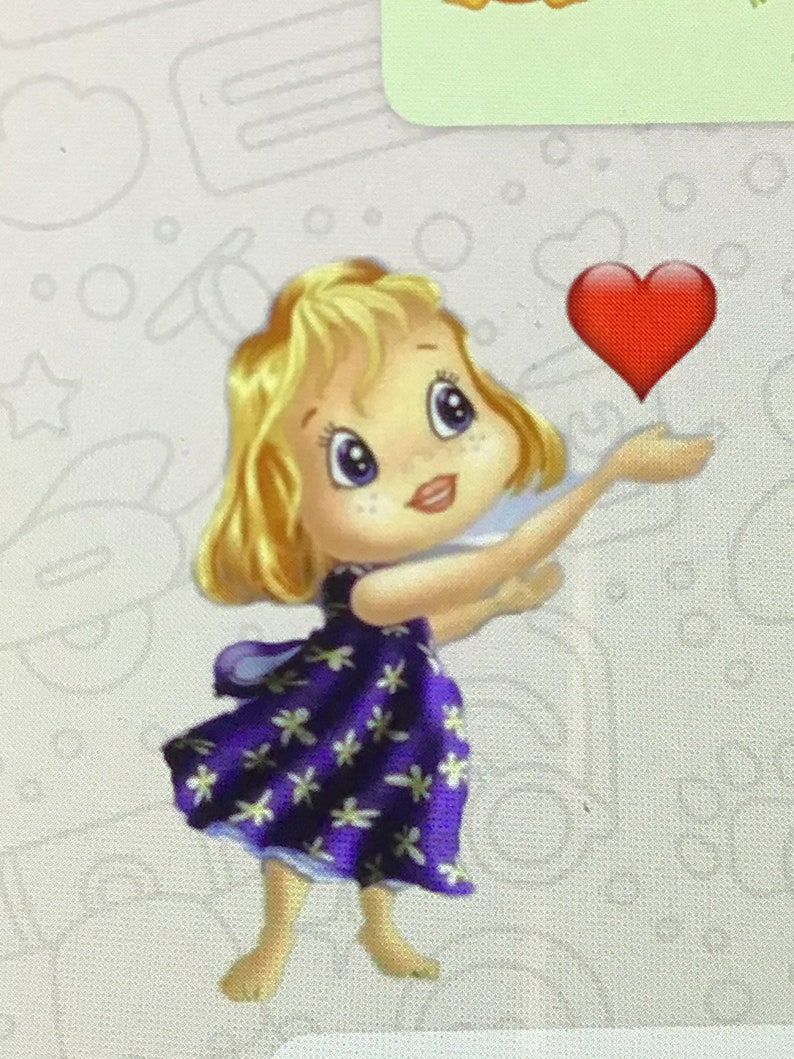 Może przedstawiać: Kresk&oacute;wkowa ilustracja dziewczyny z blond włosami w fioletowej sukience w białe kwiaty, wyciągającą prawą rękę w kierunku czerwonego serca.