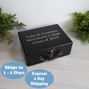 Boîte souvenir personnalisée en bois : coffre au trésor gravé, loquet décoratif