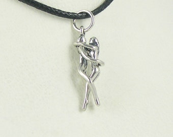 Colgante de rompecabezas con abrazo de mujer/mujer - Plata de ley