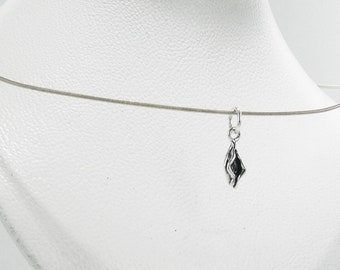 Feministischer Draht Choker mit Charm Wahl