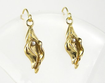 Yoni Earrings with Pearl-Gold