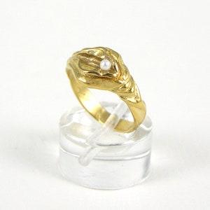 Yoni Ring with Pearl-Gold