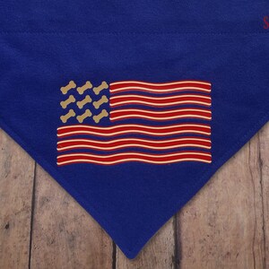 Bacon and Bones-flagga. All American Pup. Hundbandana med bomullstryck och V-shirt över kragen. USA. 4 juli. Patriotisk. Sommarkollektion.