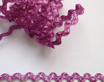 Fuchsia pink serpentine in metallic Lurex, sewing crochet in 16mm width, sold by the meter