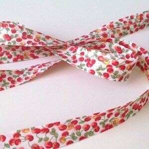 Pre-folded bias binding, 2 folds, fancy pattern, printed clusters of red cherries