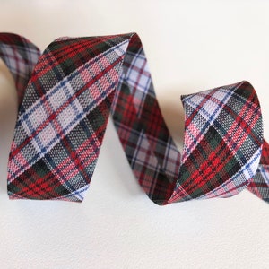 Pre-folded bias binding in Scottish check red, green and white tartan pattern fabric, bias binding to sew 2 cm wide with 2 folds, sold by the meter